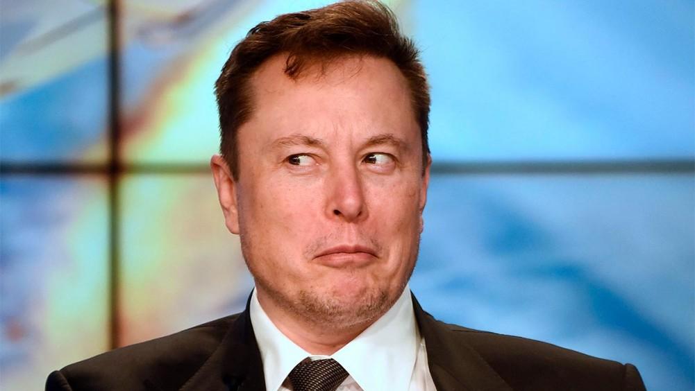 Elon Musk tiene 49 años, es neozelandés y dueño de la compañía Tesla.