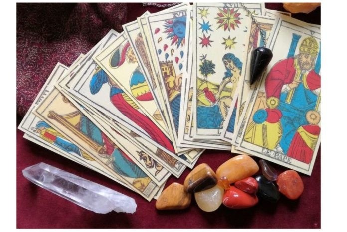 Adivinar el futuro a partir de las cartas del Tarot, una de las muchas formas de saber lo que vendrá. 