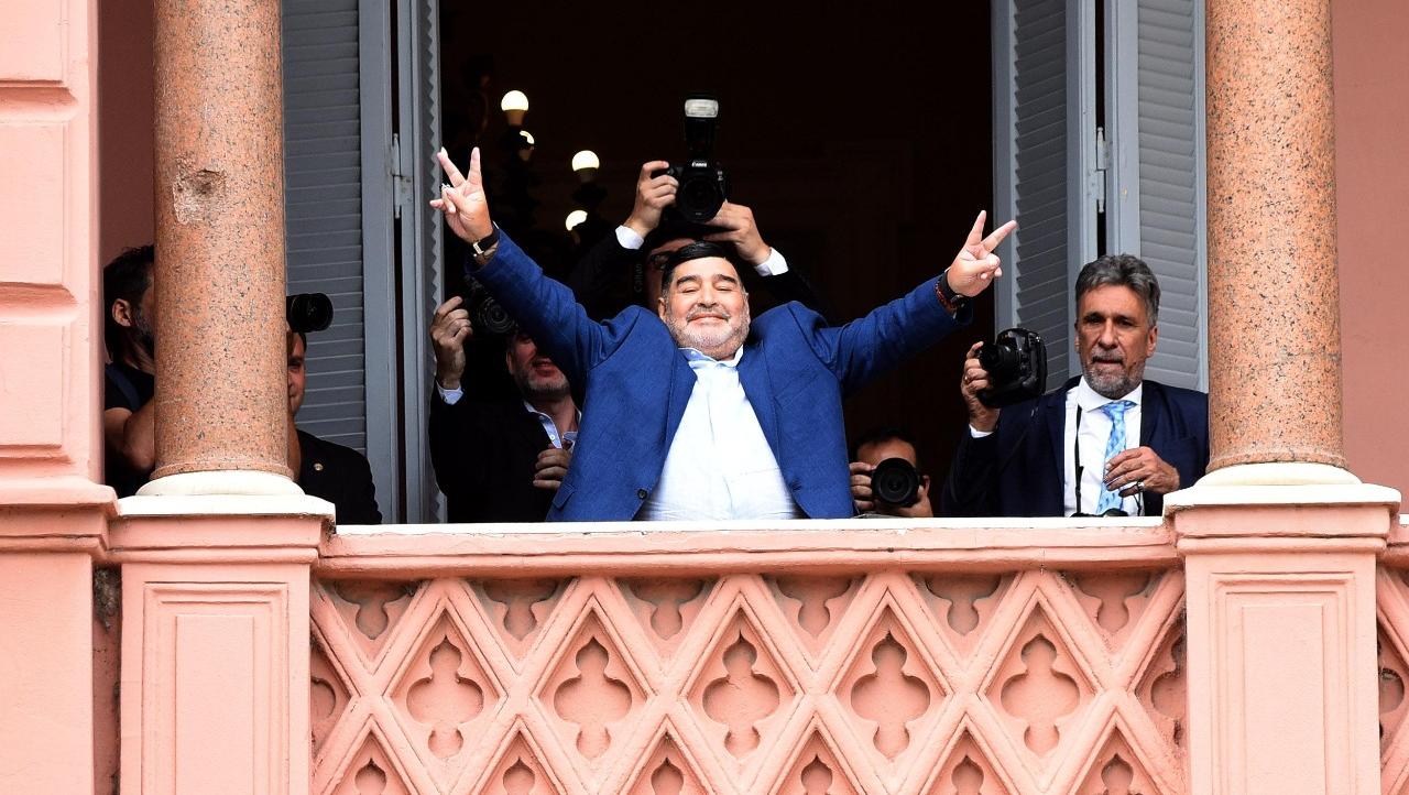 Diego Armando Maradona, hace un mes atrás, saludando desde el balcón de la Casa Rosada. (Jonathan Moreno/Crónica)