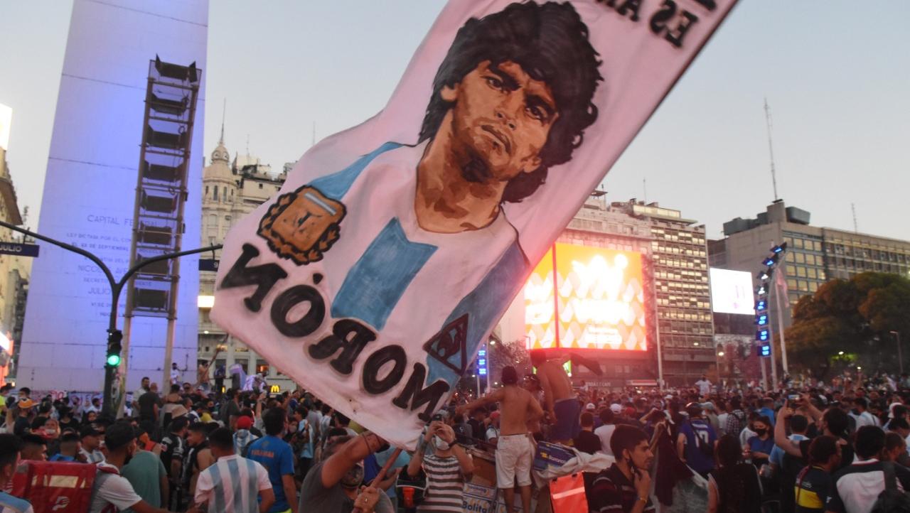 Cientos de personas se acercaron al Obelisco para despedir a Maradona. (Pablo Villán/Crónica)