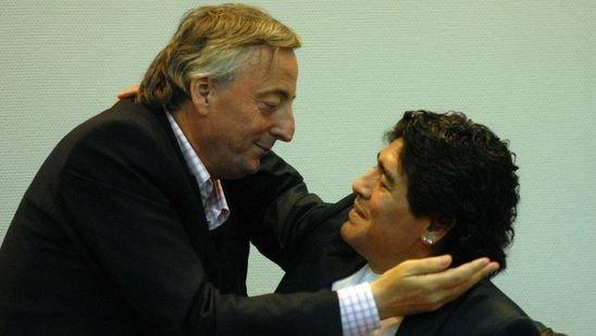 Diego Maradona en un encuentro con Néstor Kirchner en 2009.