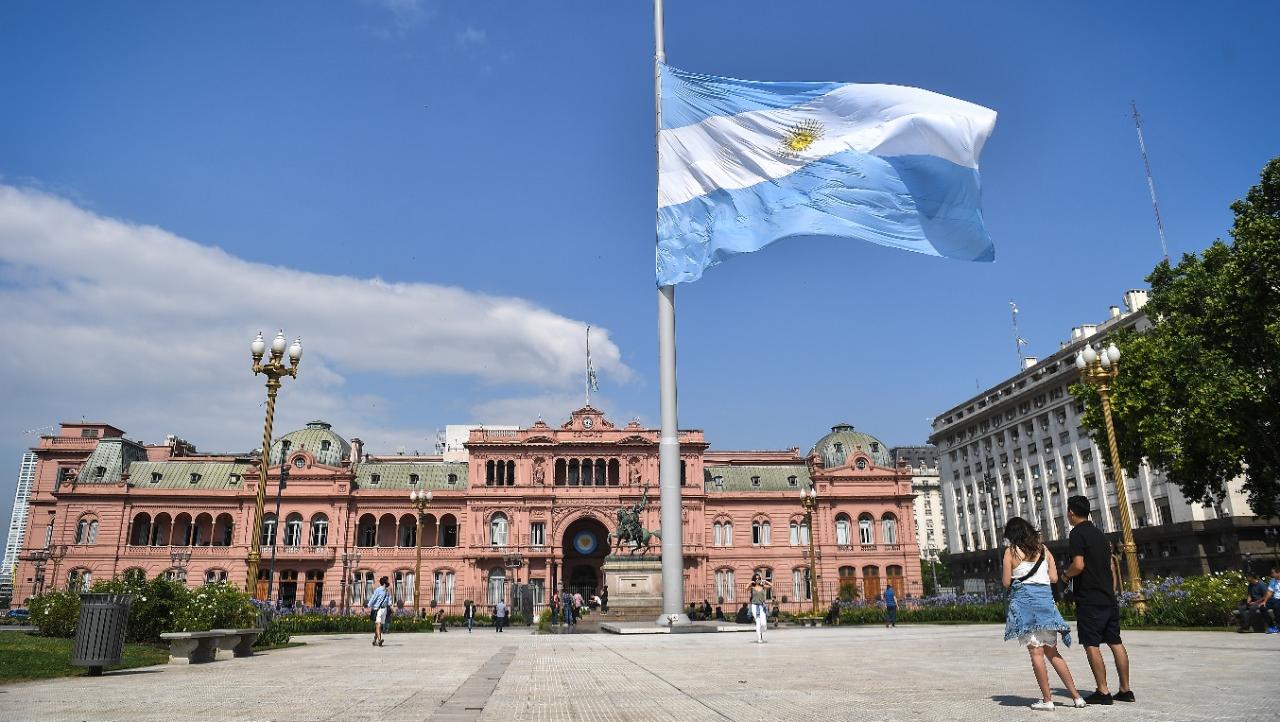 Alberto Fernández decretó tres días de duelo nacional por la muerte de Diego Maradona.