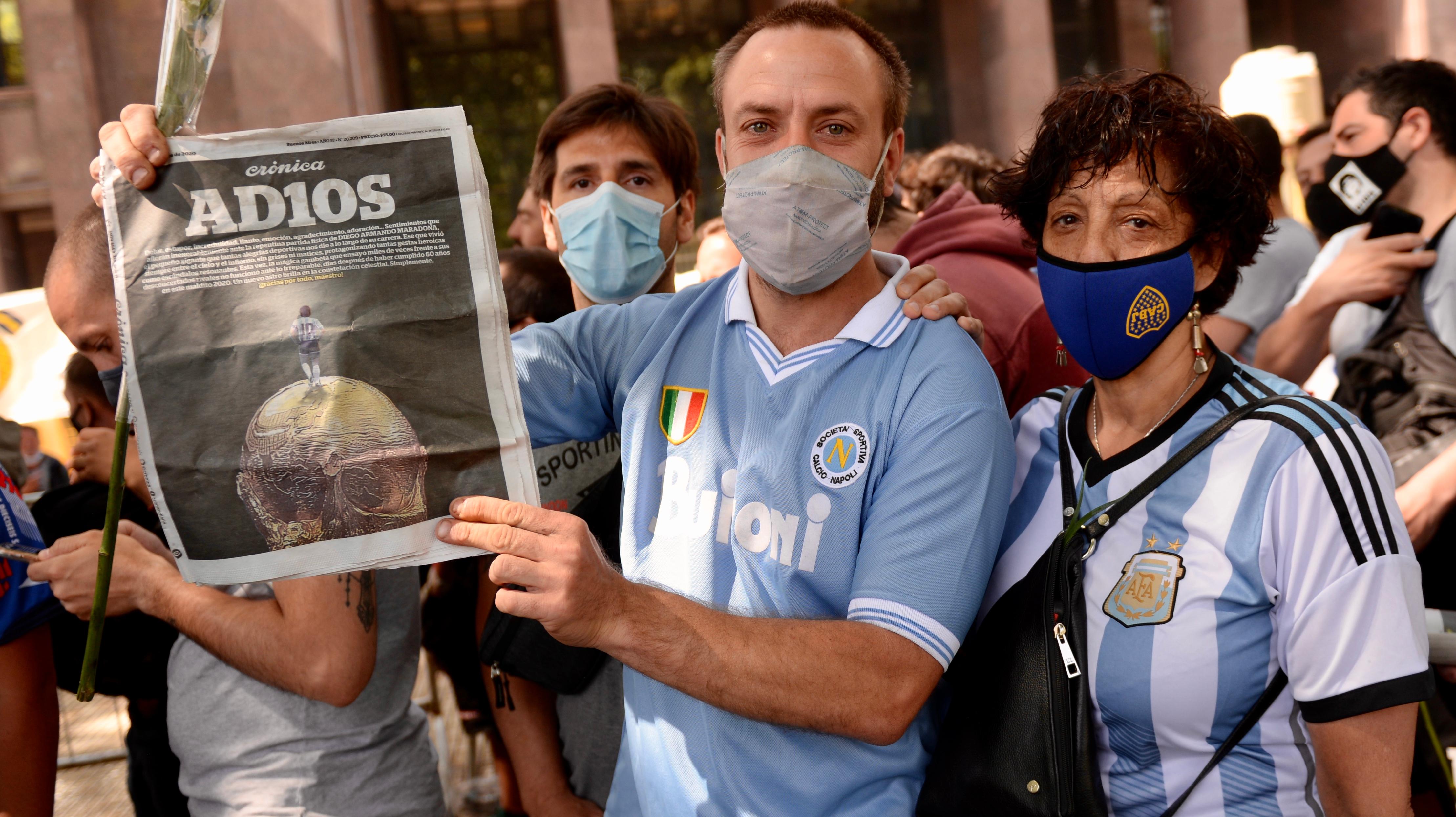 La tapa de Crónica refleja el puente pasional entre Diego Maradona y el pueblo (Nahuel Ventura/Crónica).