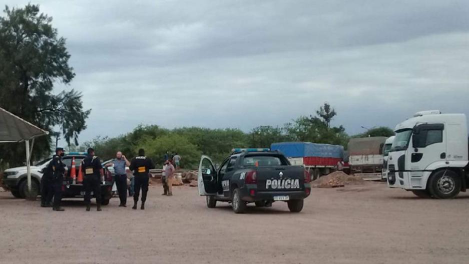 Los ladrones rompieron el candado de un campo y cargaron 35 camiones con soja (Gentileza El Liberal).