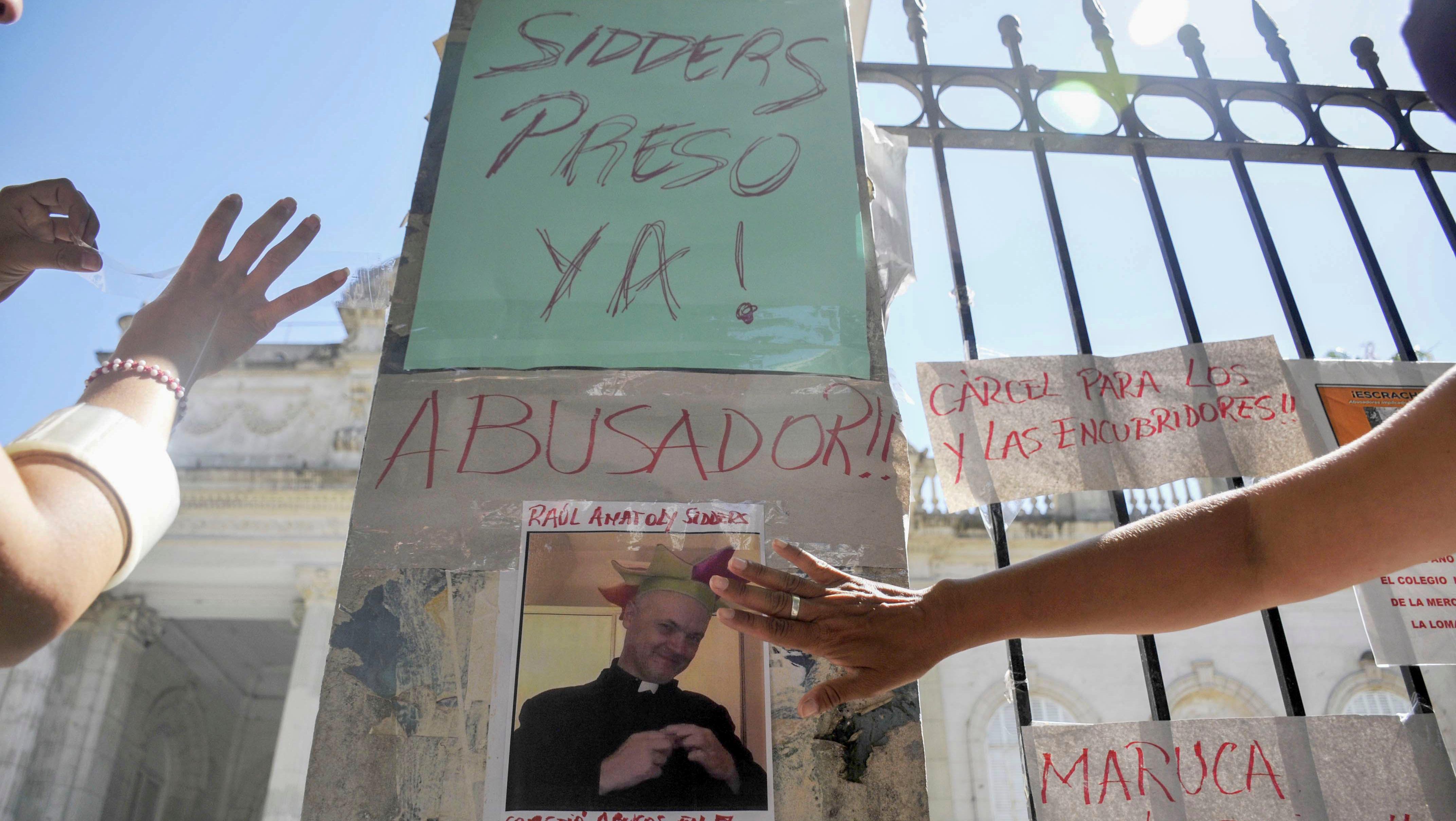 Víctimas de abuso eclesiástico realizaron un escrache en las puertas de los Tribunales penales platense