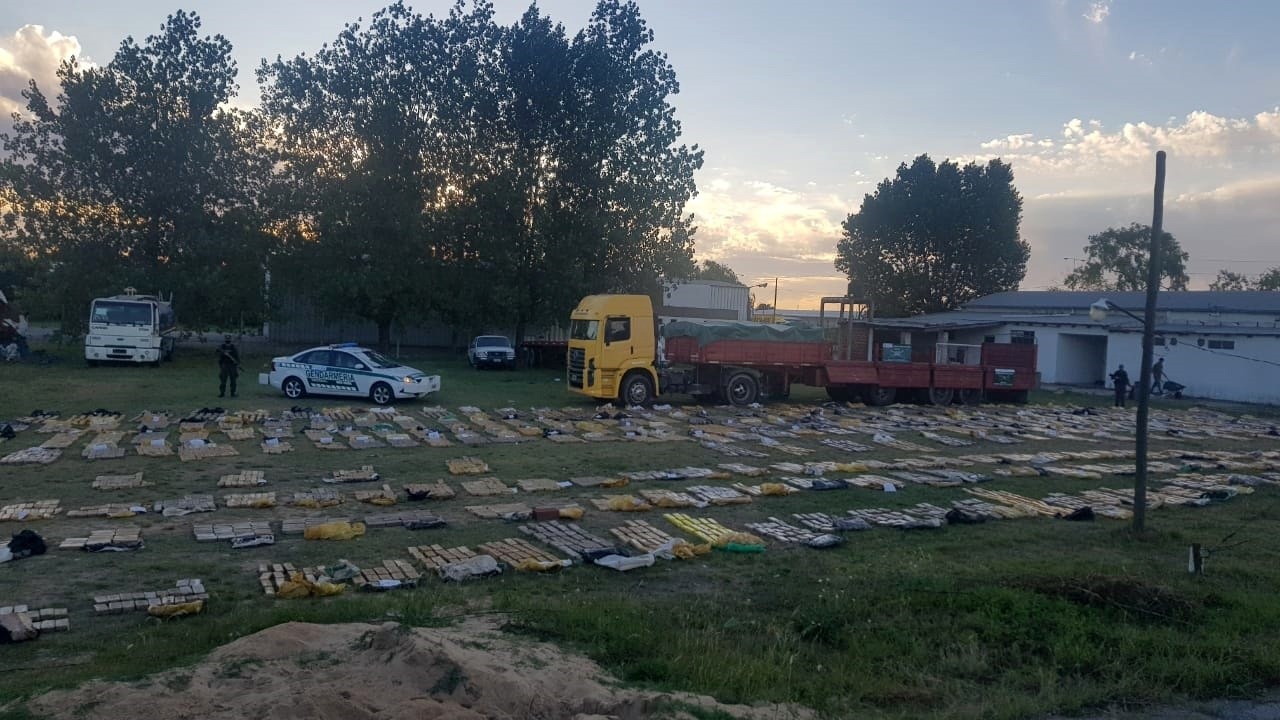 Llevaban 5.000 kilos de marihuana ocultos en un camión: tres detenidos.