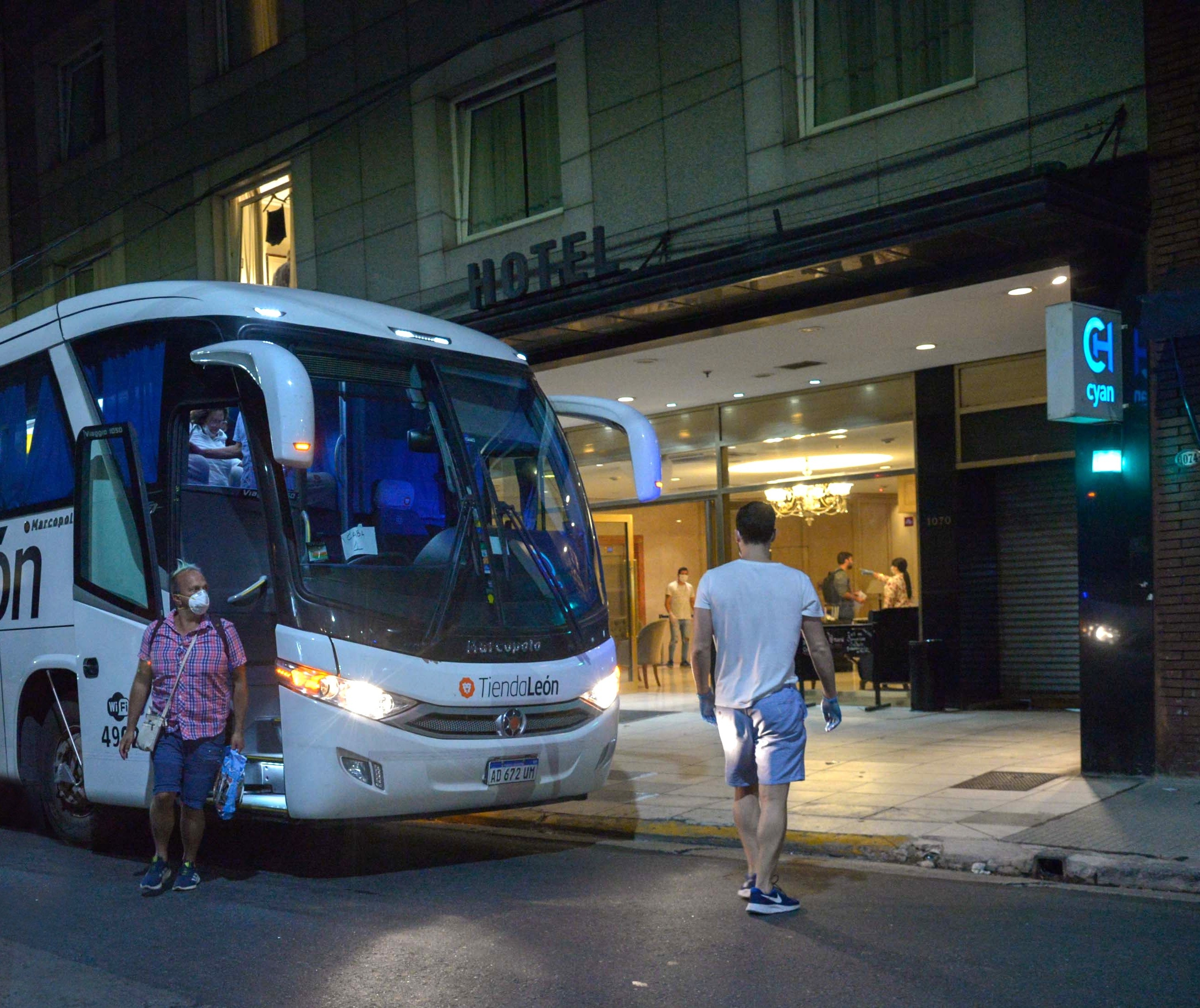 El ejecutivo pondrá a disposición hoteles para quienes arrojen resultados positivos. 