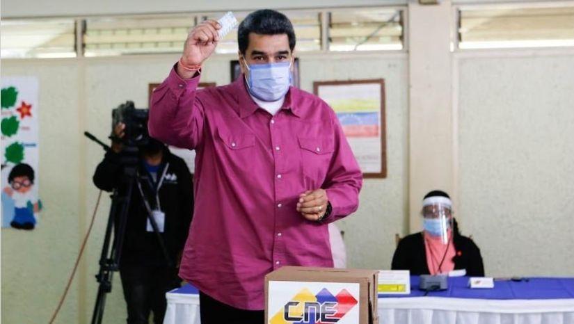 El presidente de Venezuela, Nicolás Maduro, al momento de emitir su voto este domingo.