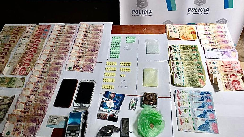 La droga y el dinero que llevaban los 5 jóvenes cuando fueron detenidos en un control en Pilar.