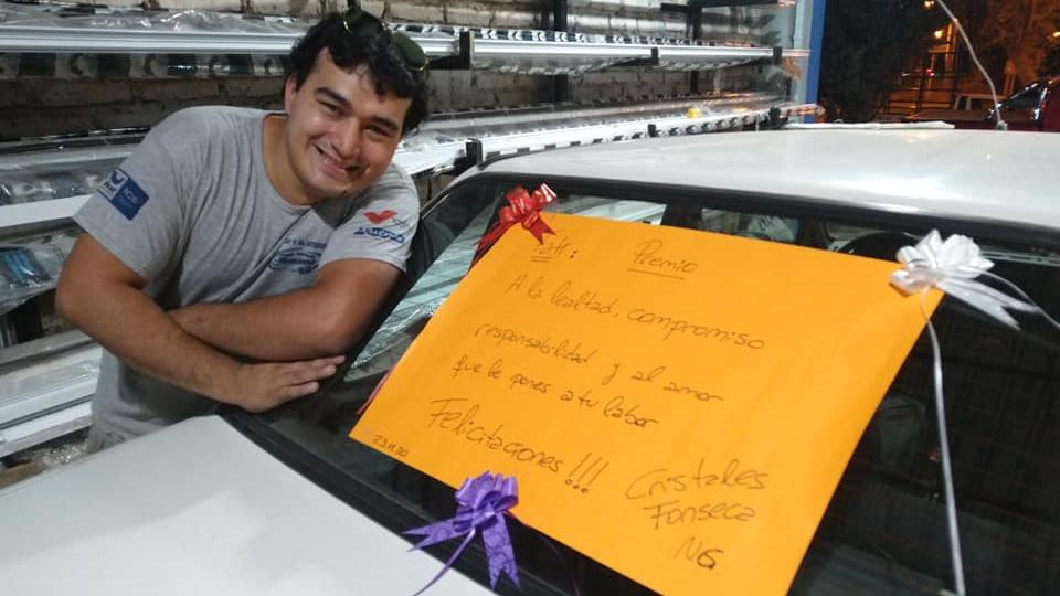 Franco Núñez junto al auto que le regaló su jefe Eduardo Fonseca.