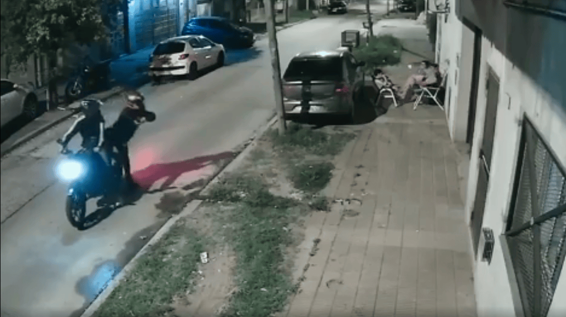 Así motochorros atacan a una pareja y sus hijas cuando estaban sentados en la puerta de su casa (Captura de video)