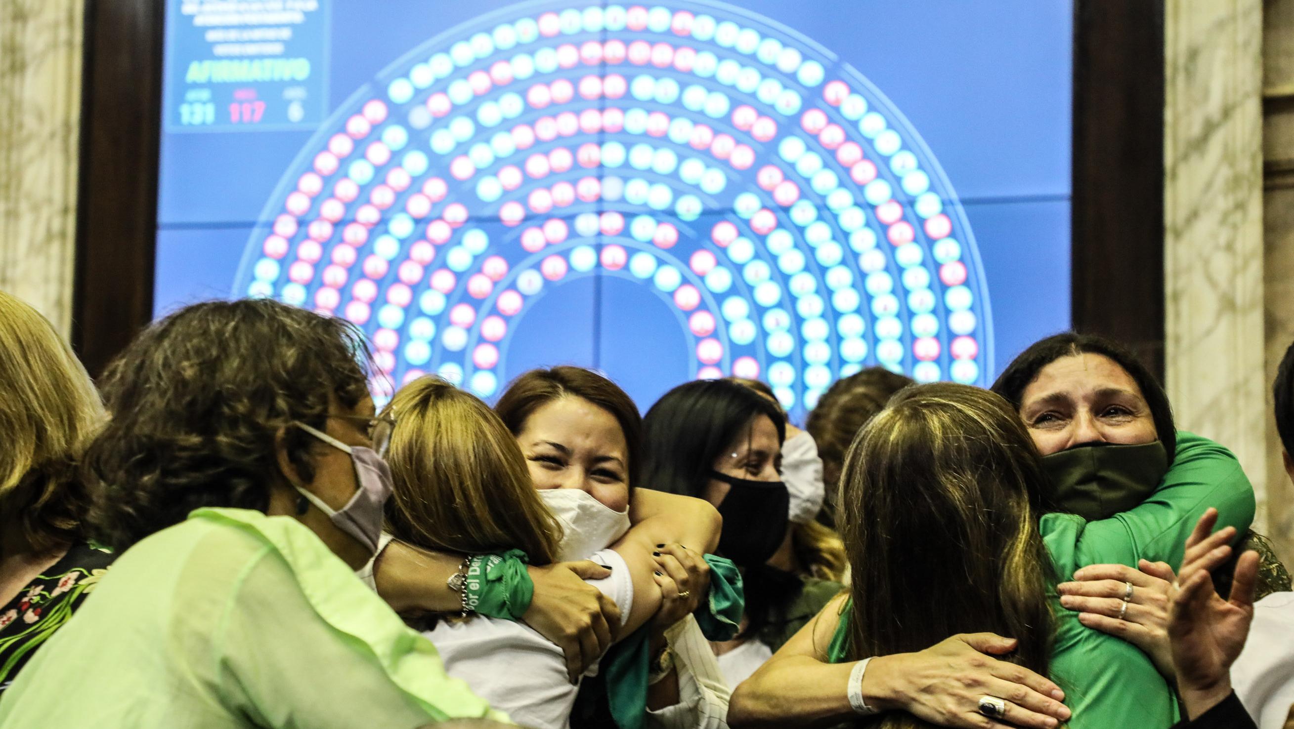 Diputadas, a favor del proyecto, festejaban al conocerse la media sanción (Télam).