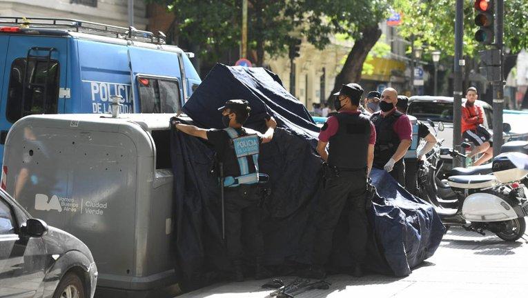 La policía trabajando junto al contenedor de basura donde encontraron el bebé sin vida.