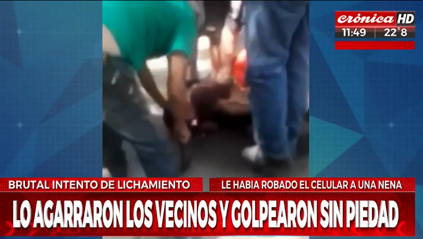 Así vecinos lincharon a un delincuente que le robó el celular a una nena. (Captura video)