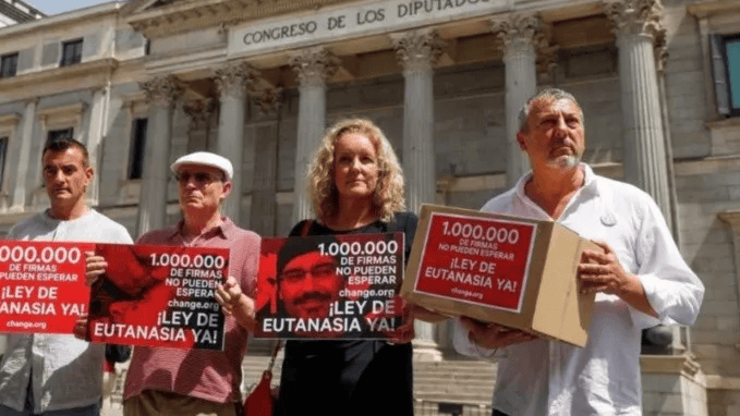 Reclamo por la eutanasia a las puertas del Congreso.