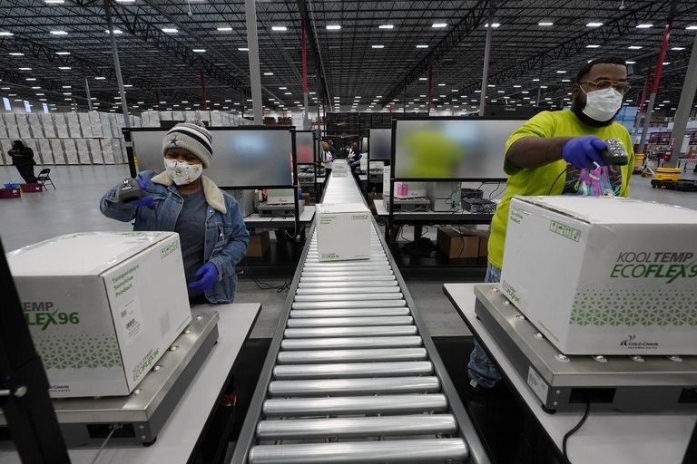 Las vacunas fueron distribuidas durante todo el fin de semana en cajas refrigeradas.