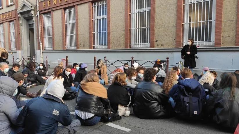 Los alumnos, en su reclamo por la tolerancia y contra la discriminación de las personas transgénero (Gentileza Radio France).