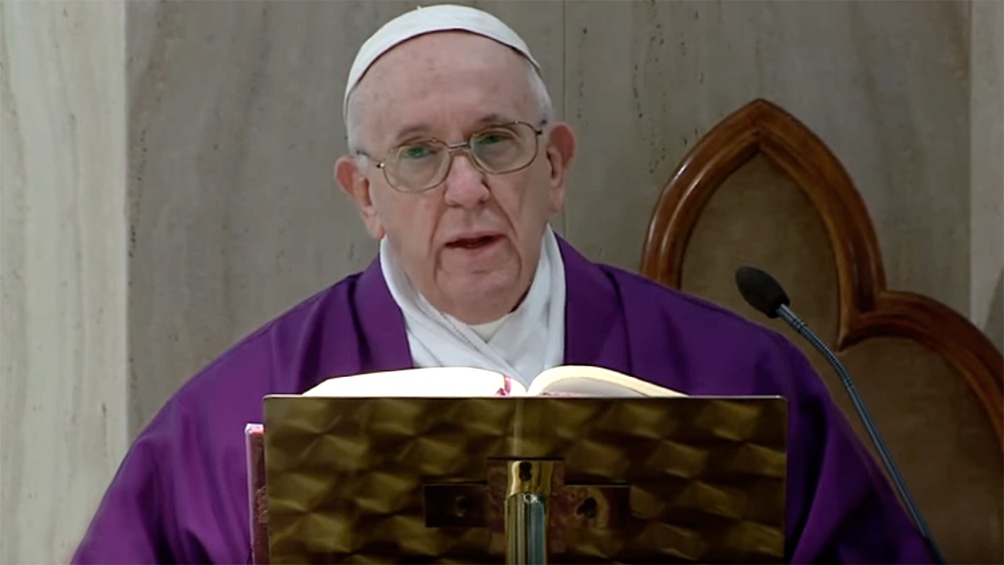 El Papa ya anunció que este jueves adelantará dos horas la misa de Gallo para respetar el toque de queda vigente en Italia (Télam).