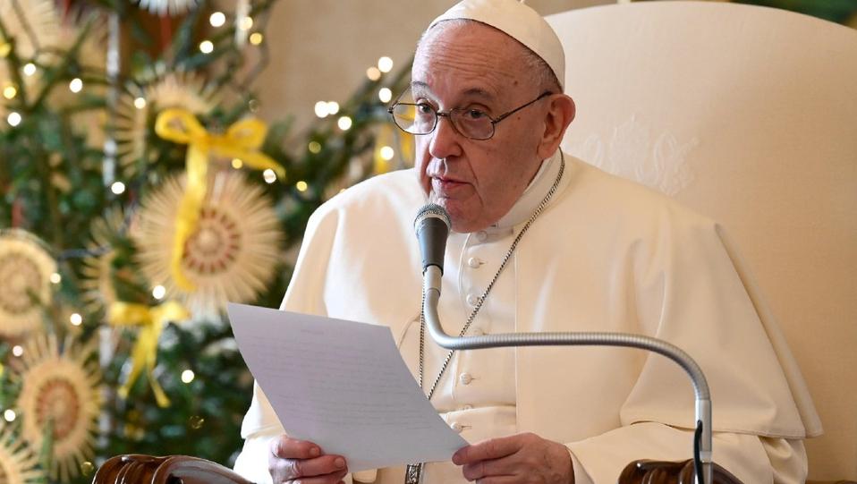 El Papa Francisco en alerta tras el covid-19 positivo de dos cardenales con los que tiene más contacto.