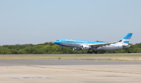 El avión de Aerolíneas Argentinas con la vacuna rusa aterrizó en Ezeiza