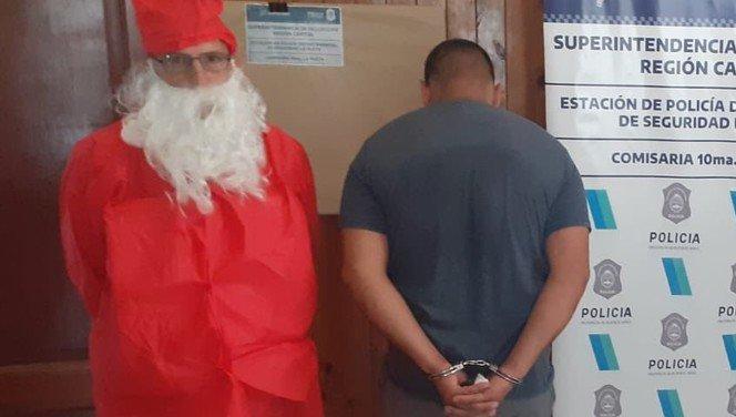 Policía se disfrazó de Papa Noel para detener a un joven en La Plata.