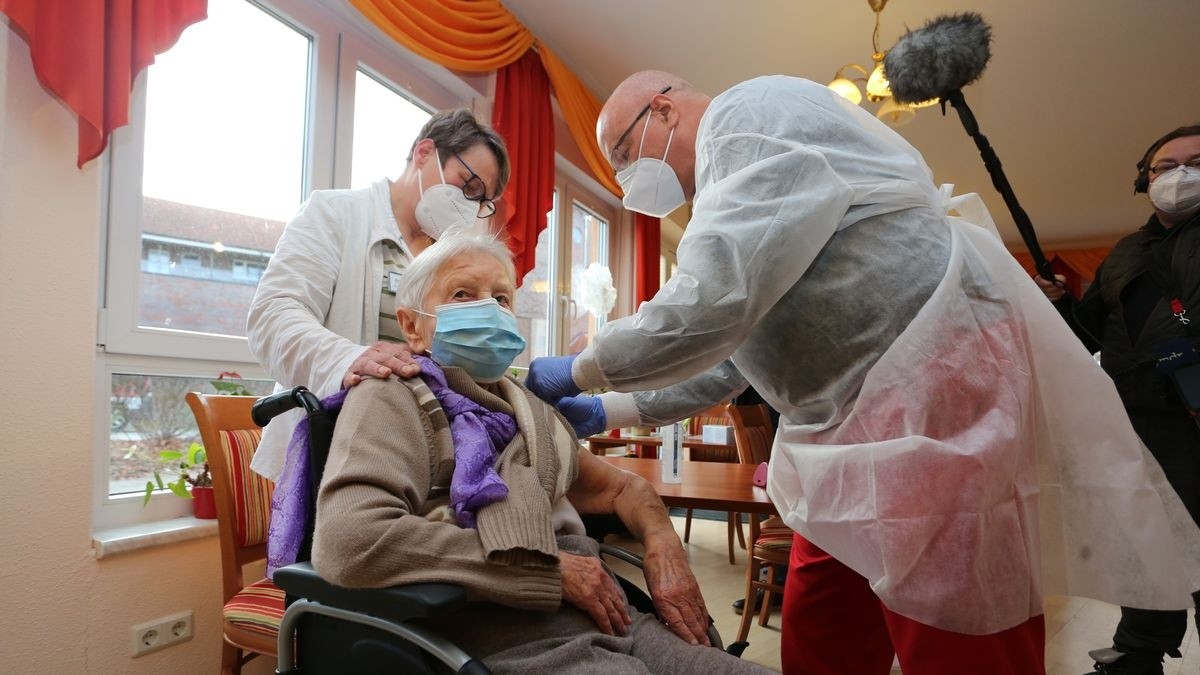 Edith Kwoizalla, de 101 años, se convirtió en una de las primeras personas vacunadas de Alemania