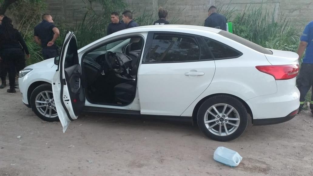 Este es el Ford Focus que fue encontrado a pocos metros del cadáver del sujeto.