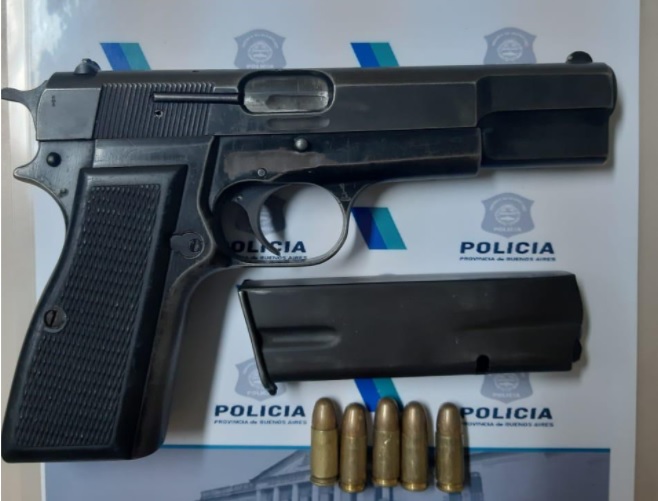 Esta es la pistola nueve milímetros que fue encontrada en una vivienda de Gregorio de Laferrere.