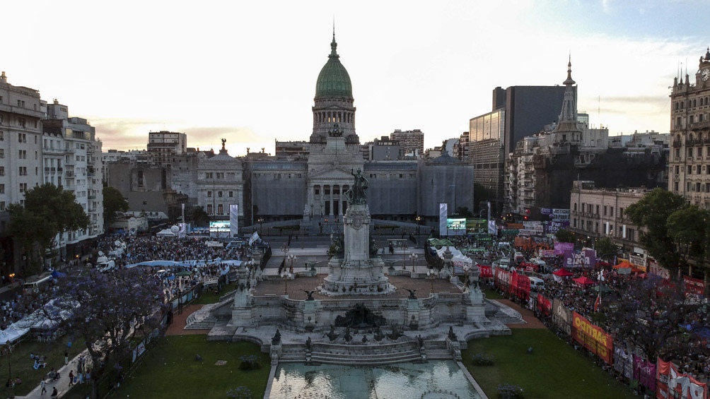 La plaza frente al Congreso tiene vallados que separan al sector 