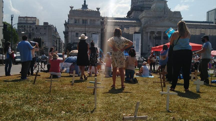 El movimiento celeste sobre el pasto clavaron pequeñas cruces que simulan tumbas (Crónica).