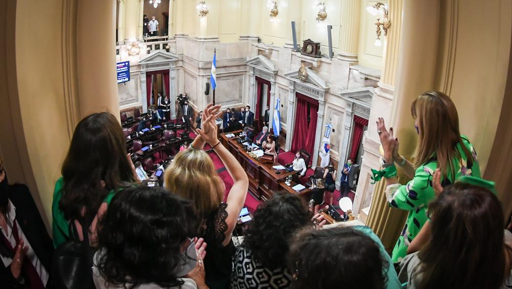 El Senado aprobó el proyecto de IVE con 38 votos a favor del aborto frente a 32 negativos (Télam).