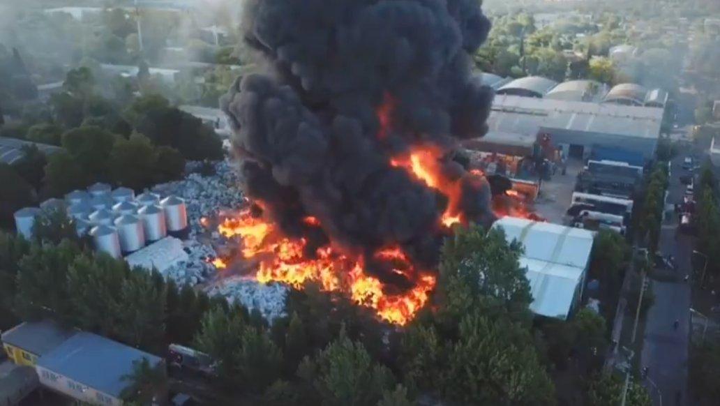 Las llamas y el humo del incendio en General Pacheco pudieron verse desde varios kilómetros