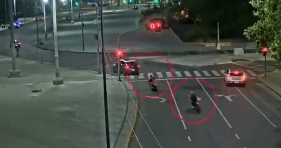 EN NUEVOS VIDEOS SE OBSERVA A LAS MOTOS PERSIGUIENDO EL AUTO DONDE IBAN PÍPARO Y SU ESPOSO.