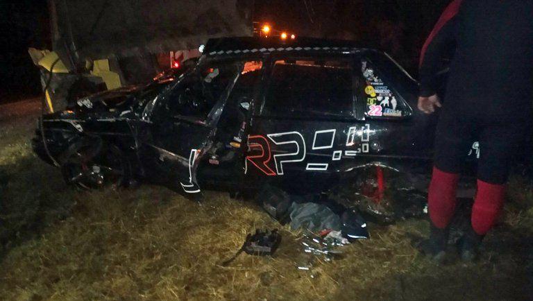 El auto quedó destrozado tras el accidente de tránsito.