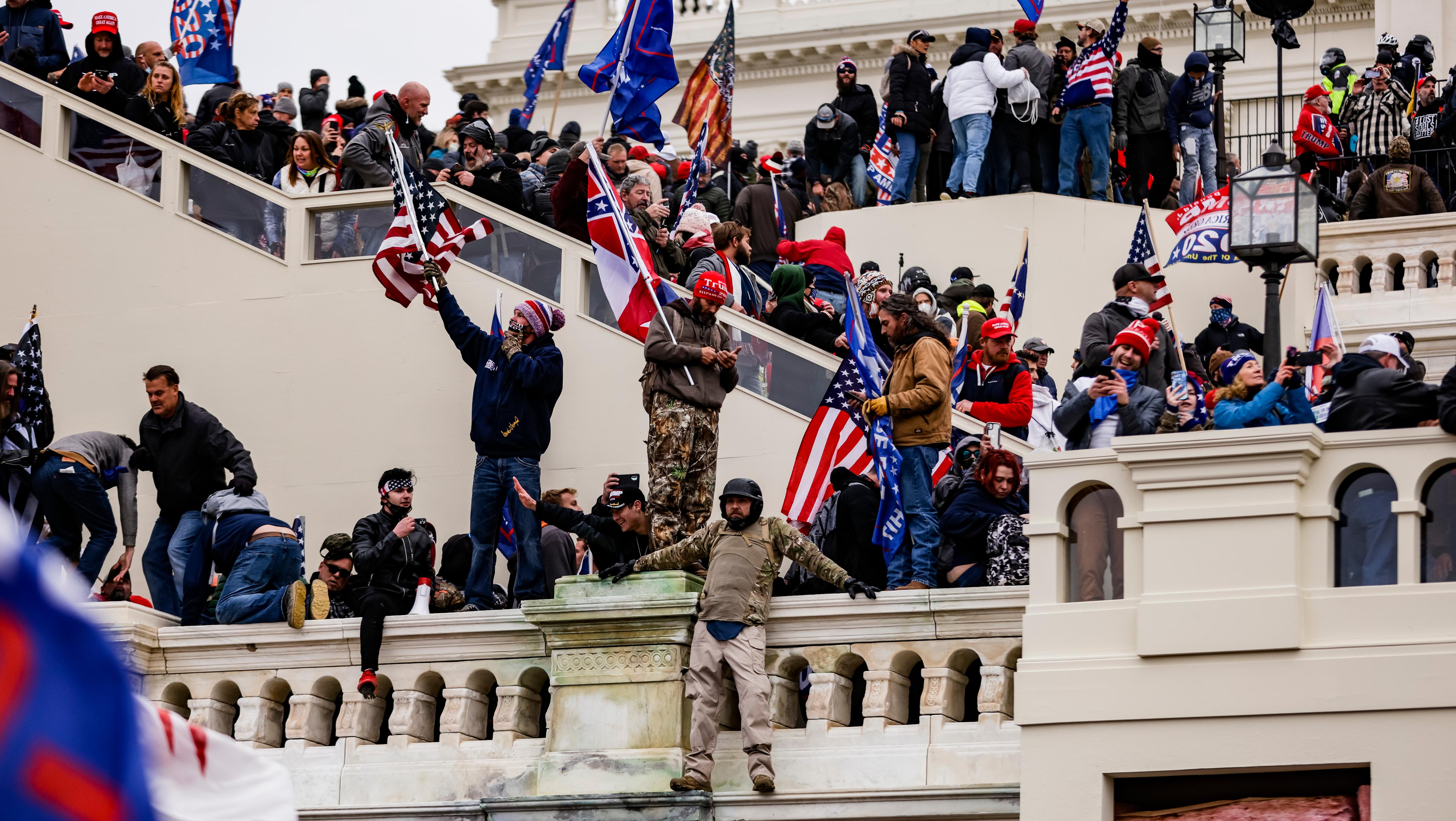 Simpatizantes de Donald Trump tomaron el Congreso y retrasaron la certificación de la victoria presidencial de Joe Biden (Télam).