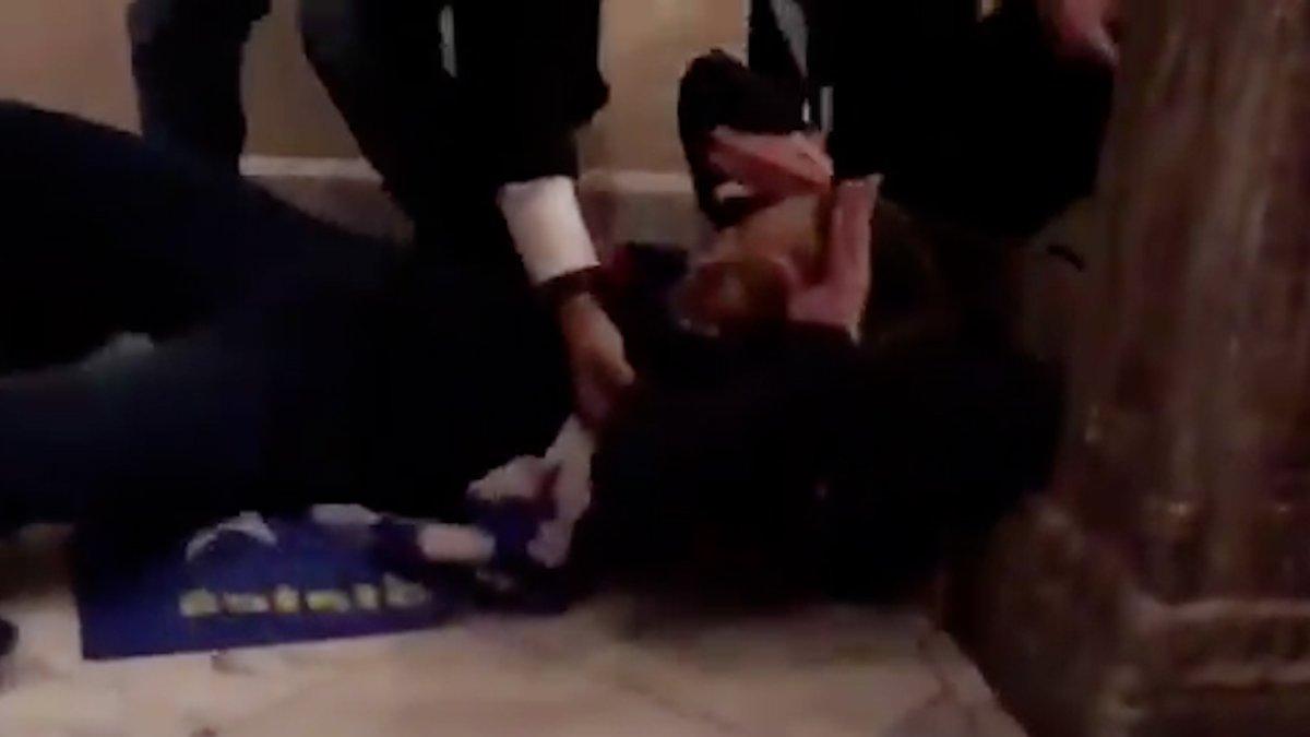 La mujer que murió en el Capitolio fue baleada por la policía y era partidaria de Trump.