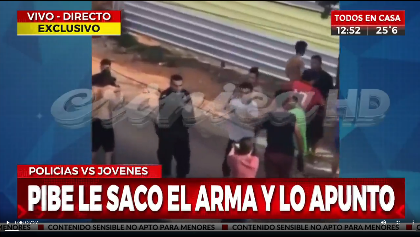 Uno de los chicos del grupo le quitó el arma al policía y comenzó a apuntarlo. (Captura de pantalla)