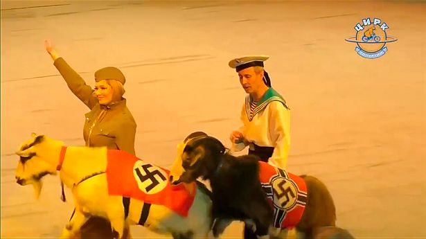 Monos y cabras desfilan con símbolos nazis en un show circense en Izhevsk, Rusia