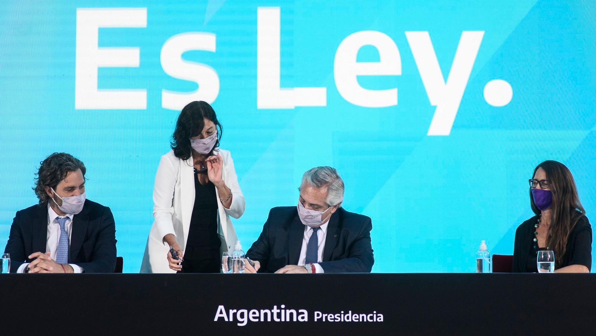 Alberto Fernández firmó las normas en un acto en Casa Rosada (Twitter).