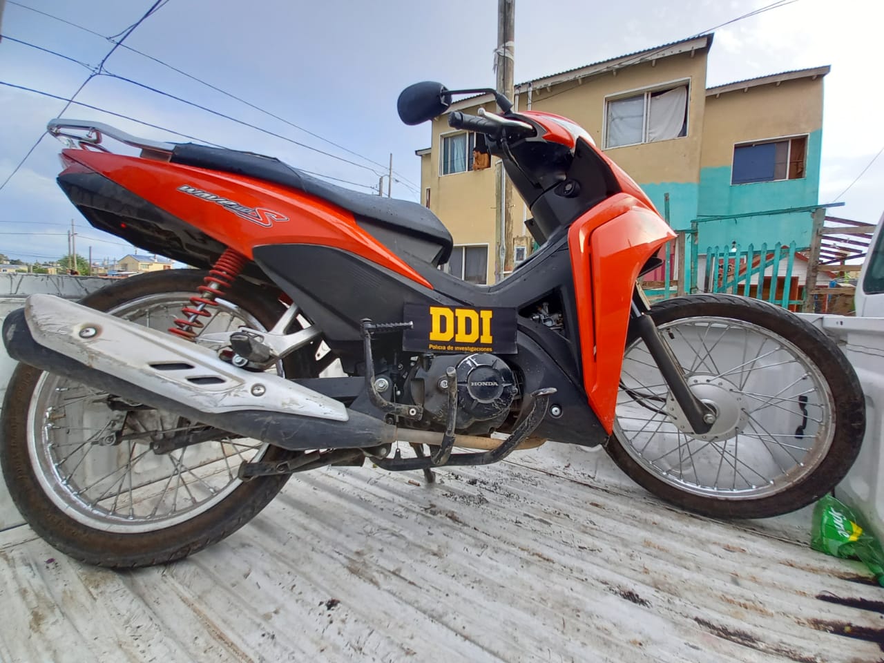 Esta es la motocicleta robada que fue incautada en poder de ambos delincuentes.