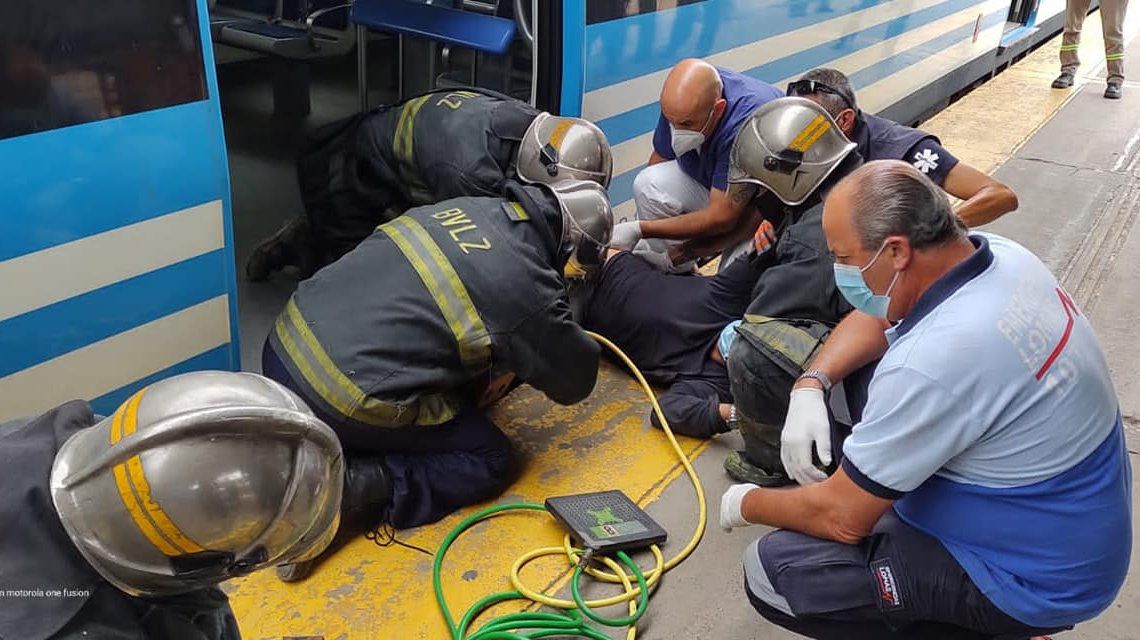 Un hombre fue rescatado tras quedar atrapado entre un tren y el andén en Temperley.