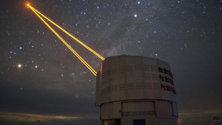 Los rayos láser son lanzados desde los observatorios hacia objetos espaciales.