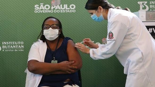 Las autoridades sanitarias de Brasil comenzaron a aplicar la vacuna de Oxford