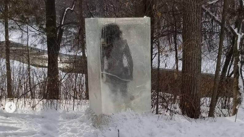 El cavernícola se transformó en una distracción para los vecinos de Minneapolis y los turistas.