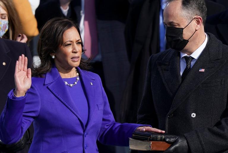 Kamala Harris jurando como vicepresidenta de los Estados Unidos.