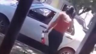 La mujer destrozó el auto a martillazos en Entre Ríos (Captura de video).