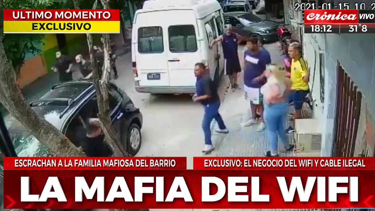 Una familia entera distribuye wifi en su barrio de manera ilegal y amenaza a los vecinos (Crónica HD).