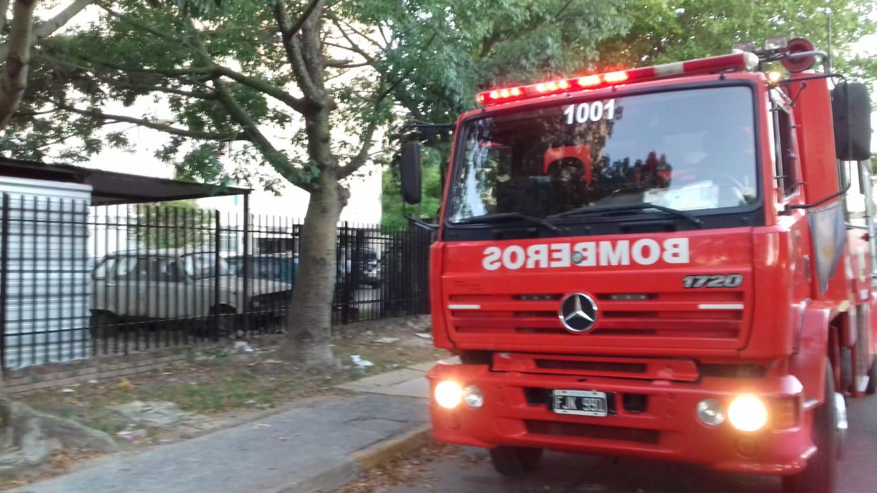 Tras el rescate, los bomberos procedieron a franjar los accesos al tablero de ascensores y los elevadores involucrados. 