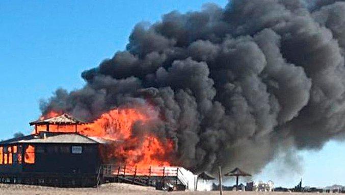 Así se prendía fuego el tradicional parador Watson de Pinamar.