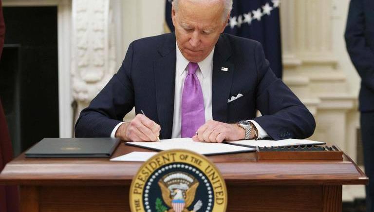 Prohibidas por Donald Trump, Joe Biden habilita a las personas trans a servir en las FFAA.